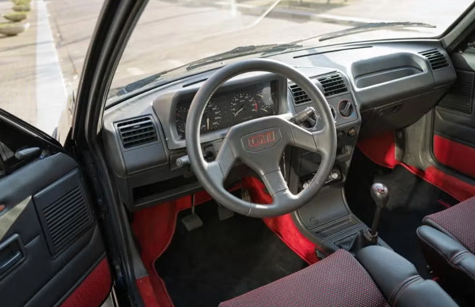Peugeot 205 GTI 1.9 zwart
